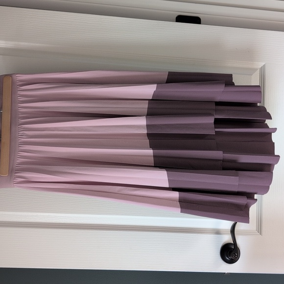 Gorgeous Athleta High-Low Pleated Skirt - Picture 5 of 5